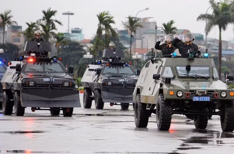 Thông số cấu hình của xe với trọng lượng 10,4 tấn, chiều dài 6,4m, chiều rộng 2,4m và chiều cao 2,4m. Gầm xe được thiết kế đạng chữ V để hấp thụ tối đa lực chấn từ vụ nổ dưới gầm xe, bảo đảm an toàn cho các thành viên ngồi bên trong.