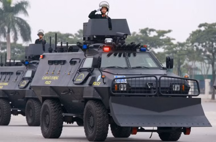 Với kết cấu hai cầu bốn bánh chủ động. Xe bọc thép S5 được xếp vào loại xe khung gầm xe cơ động cao, khả năng việt dã rất tốt, có thể chạy trên các địa hình hiểm trở. Trước xe lắp cản để ủi những chướng ngại vật trên đường đi.