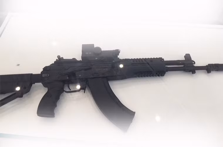 AK-400 là phiên bản nâng cấp sâu rộng nhất của dòng AK-74M, nó vừa mang một dáng dấp hiện đại, trong khi vẫn có hỏa lực chết người của dòng AK trước đó.