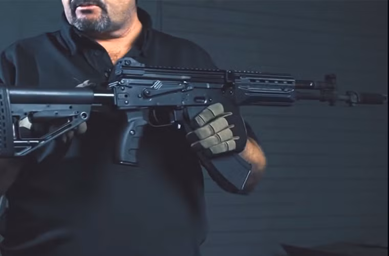 Súng trường AK-12 phiên bản thứ hai lại là sự nâng cấp mạnh mẽ từ khẩu AK-400, với nhiều cải tiến để súng có thể hoạt động hiệu quả tốt hơn, hiện đại hơn.