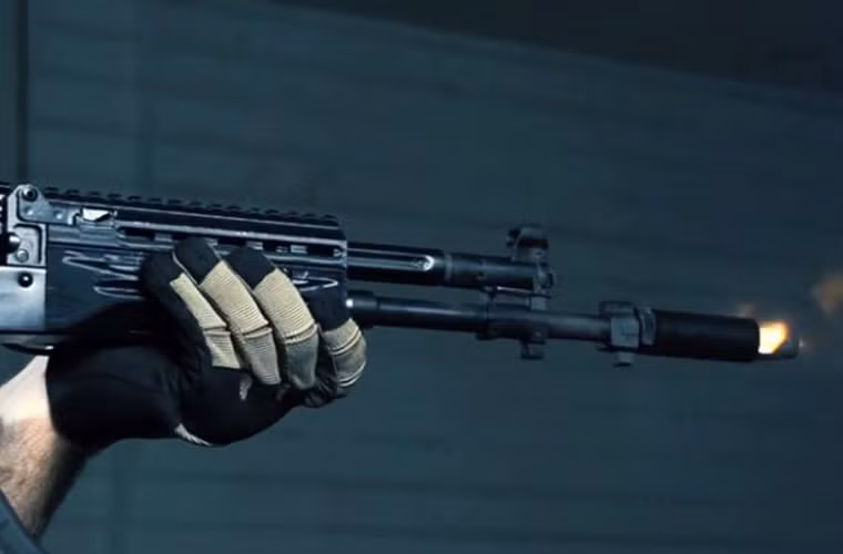 Tuy mang dáng dấp của AK truyền thống, nó trông khá giống AK-74M, nhưng chắc chắn lại không phải là một phiên bản nâng cấp của dòng AK-74.