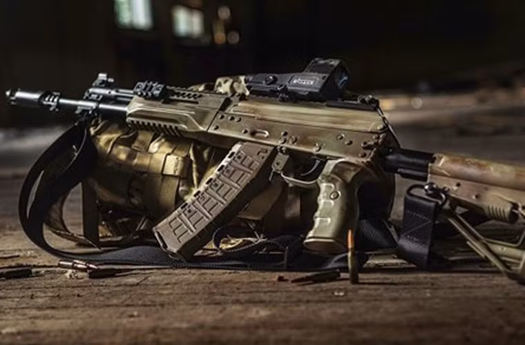 Hiện tại AK-12 thế hệ thứ hai được dùng hạn chế bởi một số đơn vị tinh nhuệ của Nga, trong tương lai nó sẽ cạnh tranh quyêt liệt với súng trường Degtyarov A545 để trở thành súng tiêu chuẩn cho bộ quân phục người lính tương lai Ratnik.