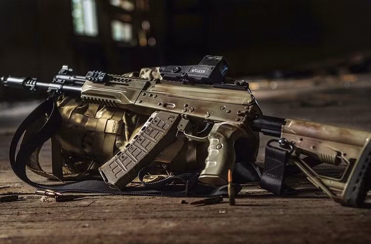 Ngoại hình bên ngoài khẩu AK-12 thế hệ mới khác hẳn với AK-12 trước đó, AK-12 mới tuy hiện đại nhưng nó vẫn mang dáng dấp truyền thống của dòng AK.