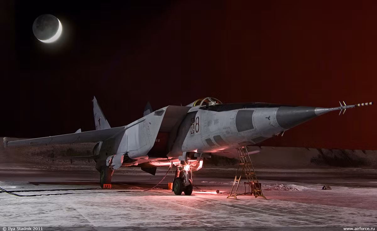 Tưởng như từ thời điểm ngày 6/9/1976, tiêm kích đánh chặn MiG-25 sẽ hoàn toàn vô dụng trước các máy bay chiến đấu Mỹ trong các cuộc xung đột. Thế nhưng, mọi chuyện không hề đơn giản và dễ dàng với người Mỹ, cuộc chạm trán lần đầu tiên với MiG-25 15 năm sau đó đã khiến người Mỹ “sốc”.