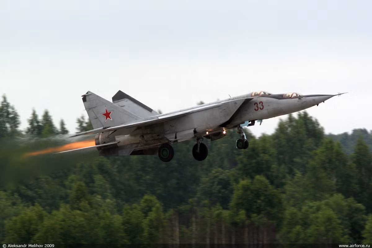 Theo tường trình thì vụ bắn hạ F/A-18 là do tên lửa R-40DT bắn từ một chiếc MiG-25PDS do phi công Zuhair Dawood thuộc phi đội số 84 của Không quân Iraq thực hiện. Sự kiện này đã khiến MiG-25 là máy bay duy nhất sau Chiến tranh Việt Nam đã bắn hạ máy bay chiến đấu của Mỹ trong thời gian chiến tranh.