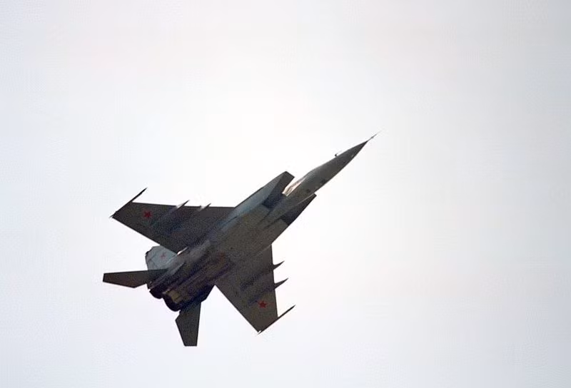 …2 chiếc F-15 khác cũng đã tham gia truy đuổi những chiếc MiG-25, tổng cộng đã có 10 tên lửa không đối không bắn vào 2 chiếc MiG-25 nhưng đều trượt. Theo cùng nguồn tin, ít nhất 1 chiếc F-111 cũng bị buộc phải từ bỏ nhiệm vụ bởi một một chiếc MiG-25 trong 24 giờ đầu của cuộc chiến, trong một không kích vào Tikrit.