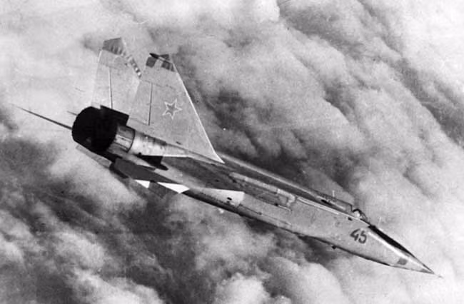 Trong một sự kiện khác, một chiếc MiG-25PD của Iraq, sau khi tránh né 8 chiếc F-15 của Không quân Mỹ đã bắn 3 tên lửa vào máy bay tác chiến điện tử EF-111 Raven, khiến Raven phải từ bỏ nhiệm vụ của mình. Điều này có thể dẫn đến việc mất một chiếc F-15 do bị bắn hạ bởi tên lửa đất đối không, vì thiếu gây nhiễu điện tử.
