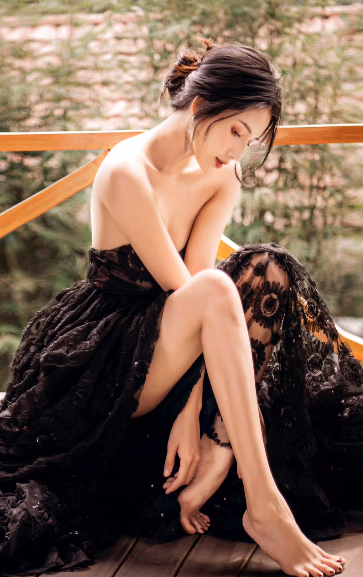 Ngoài ra, Thiên An cũng khéo léo chọn kiểu tóc búi gọn gàng giúp tôn triệt để nét đẹp hình thể.