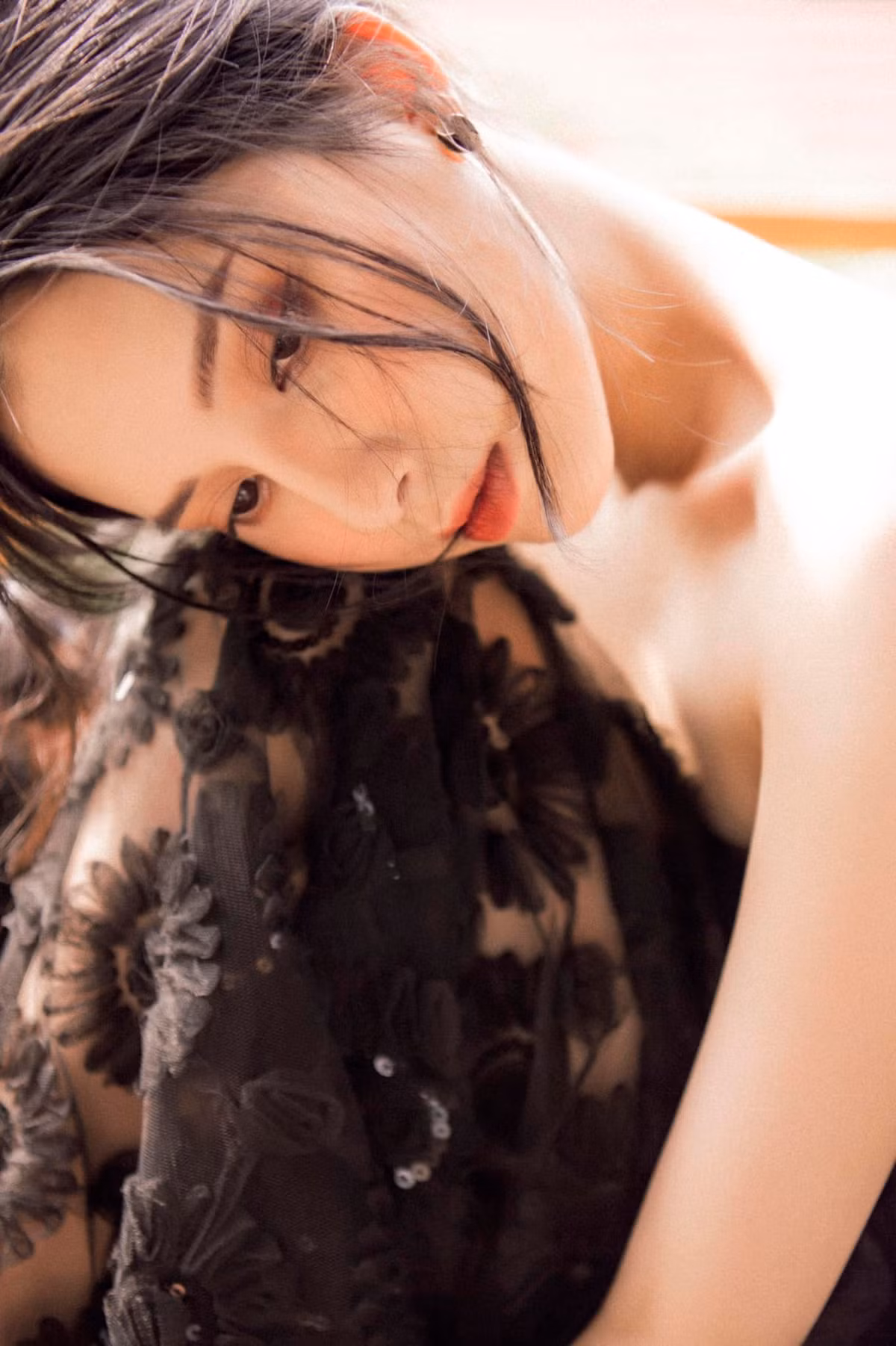 Vốn sở hữu gương mặt xinh xắn, sống mũi cao, khuôn cằm thon gọn, từng đường nét hài hòa cùng 3 vòng xịn xò, nên mỗi lần xuất hiện, Thiên An đều gây sốt vì những hình ảnh quá xuất sắc.