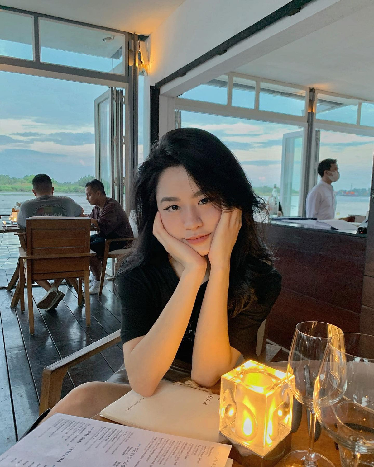 Cô thường xuyên cập nhật những xu hướng thời trang và lăng xê chúng theo nhiều cách khác nhau. Ảnh: FBNV