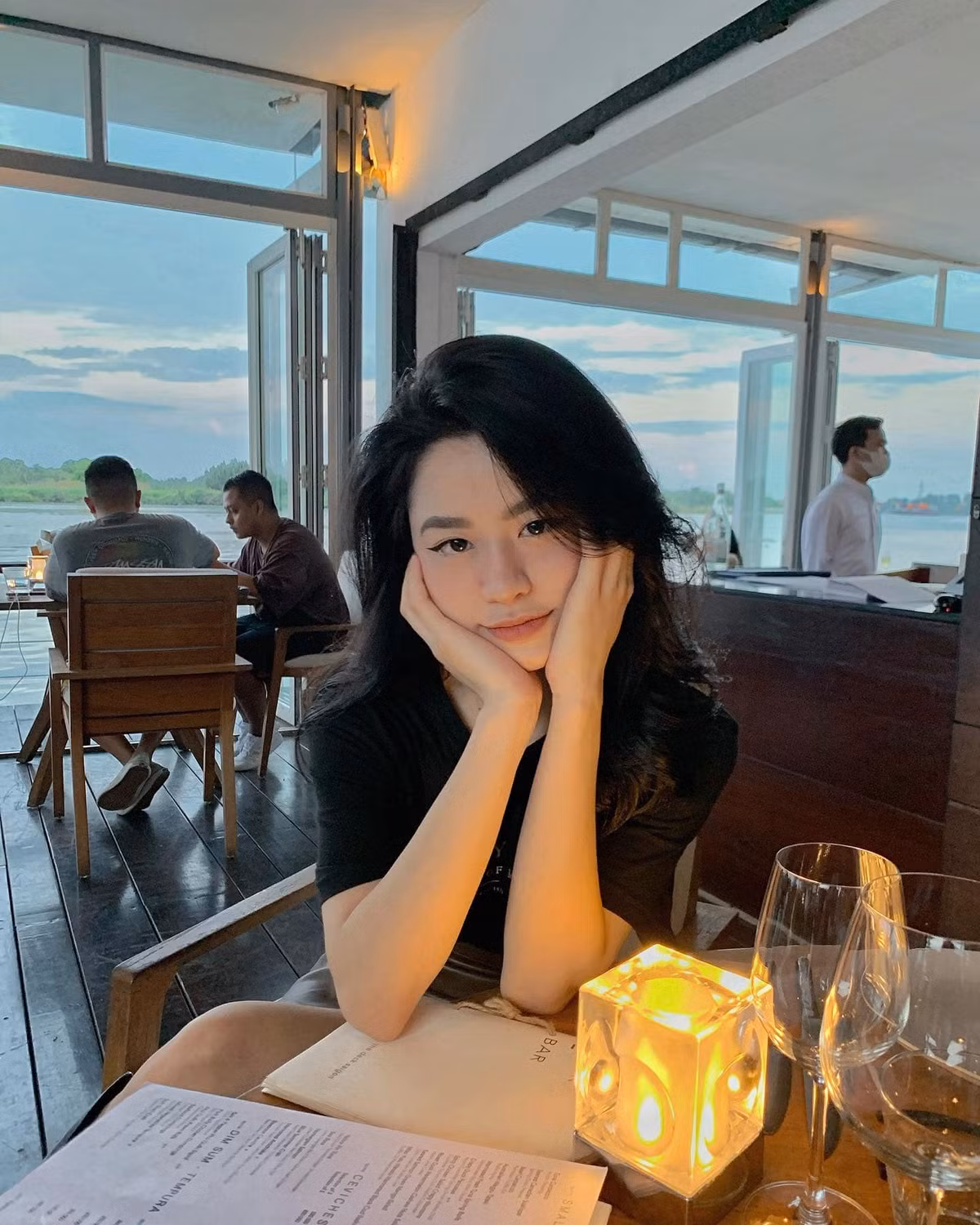 Cô thường xuyên cập nhật những xu hướng thời trang và lăng xê chúng theo nhiều cách khác nhau. Ảnh: FBNV