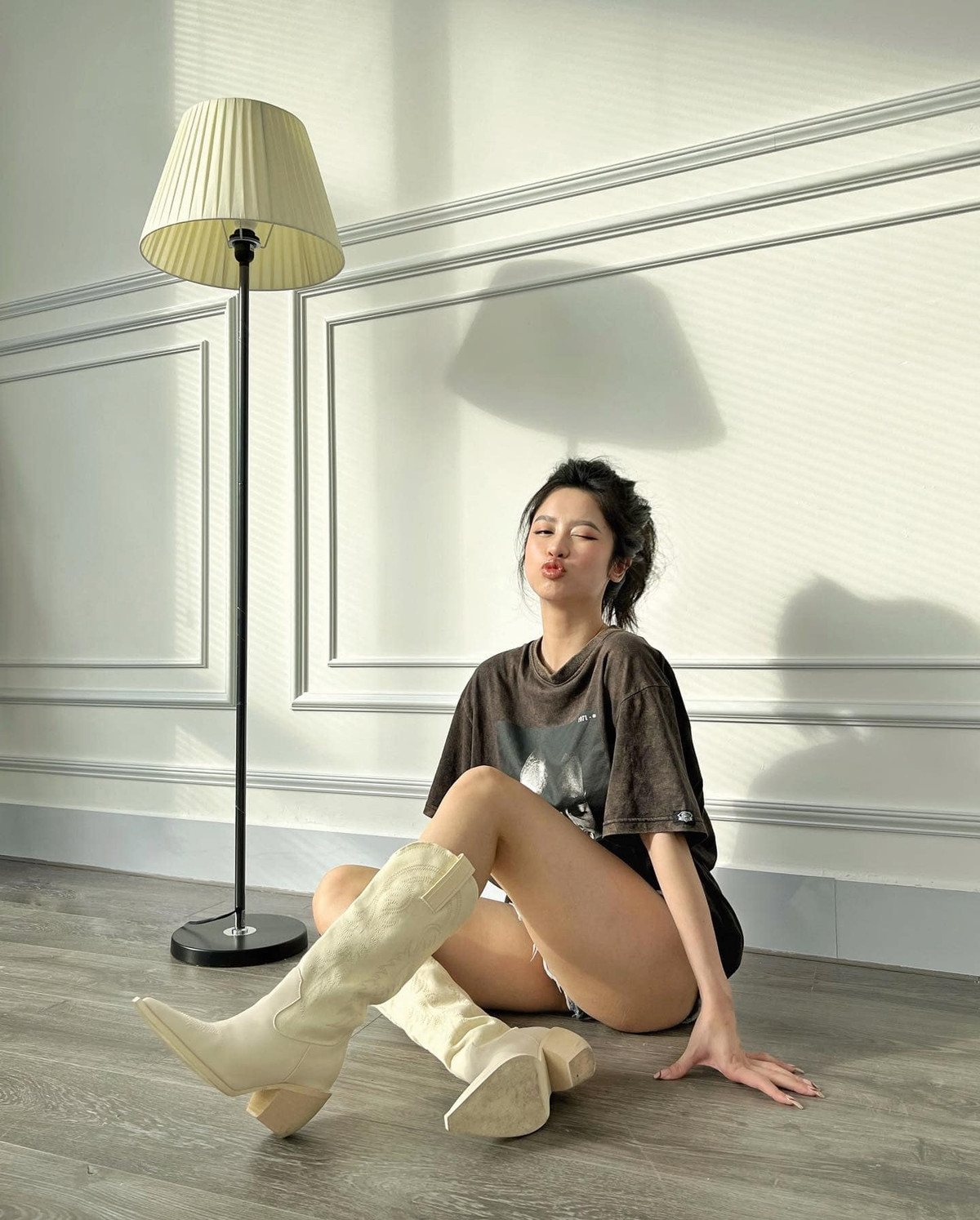 Chính vì có lợi thế ngoại hình mà Hàn Hằng nhận được nhiều lời mời quảng cáo mỹ phẩm, thời trang,... Bởi vậy, người ta còn gọi cô là "hot girl tạp hóa".