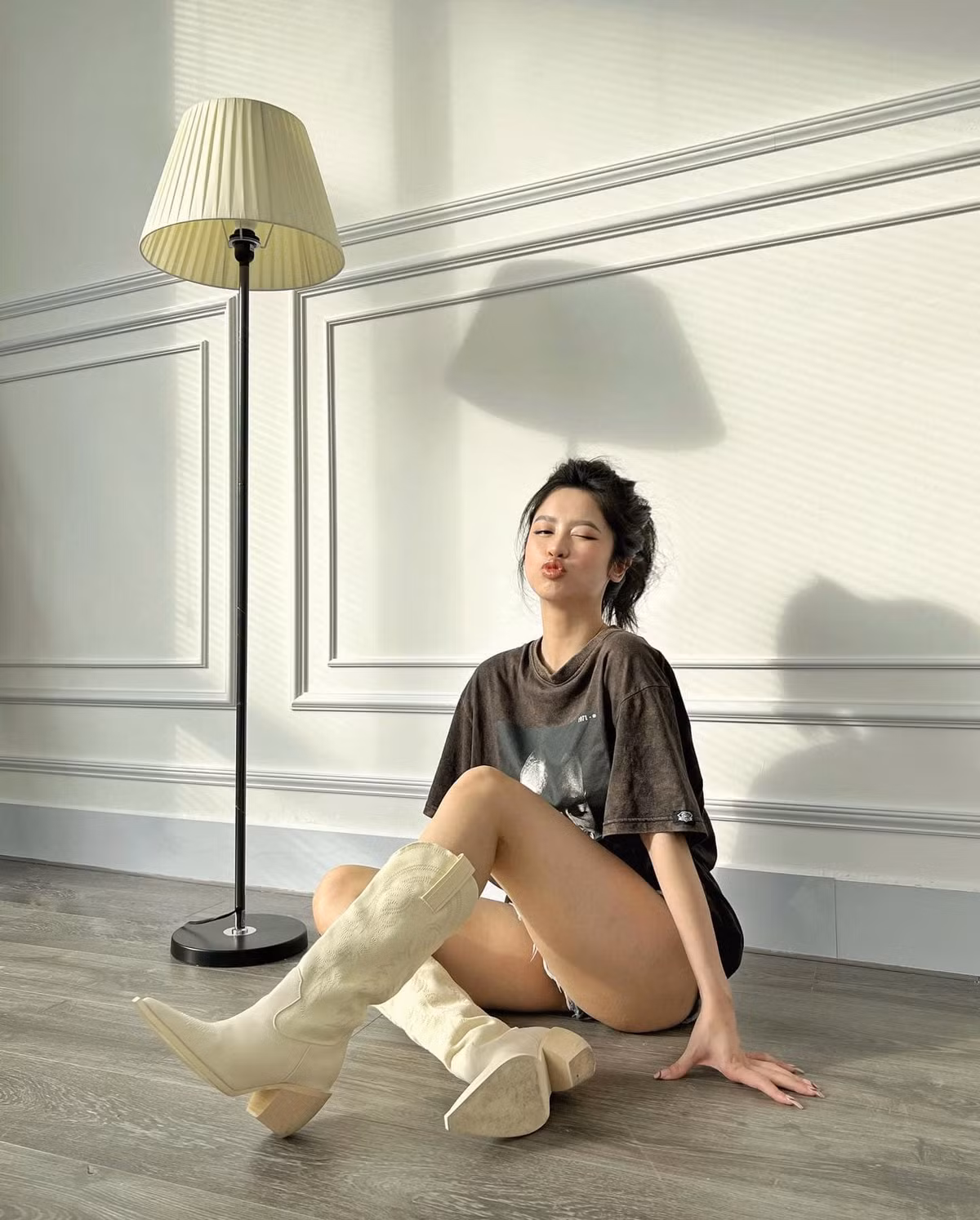 Chính vì có lợi thế ngoại hình mà Hàn Hằng nhận được nhiều lời mời quảng cáo mỹ phẩm, thời trang,... Bởi vậy, người ta còn gọi cô là "hot girl tạp hóa".