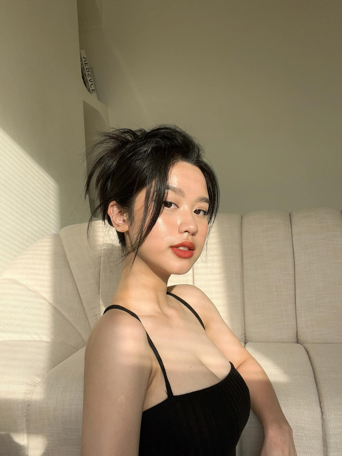 Việc thay đổi phong cách trang điểm đã giúp Hàn Hằng "lột xác" một cách hoàn hảo.