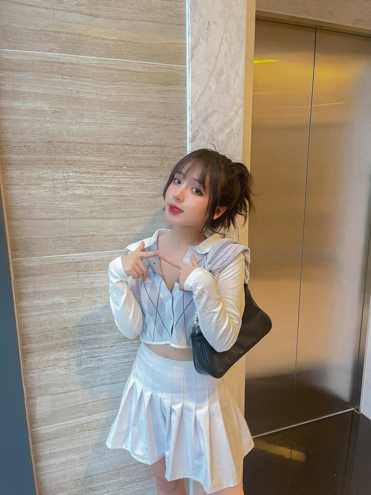 Từng là sinh viên ngành Quản trị khách sạn tại ĐH Phương Đông, gái xinh 20 tuổi đang là gương mặt KOL, người mẫu ảnh được nhiều nhiếp ảnh gia và nhãn hàng yêu thích.