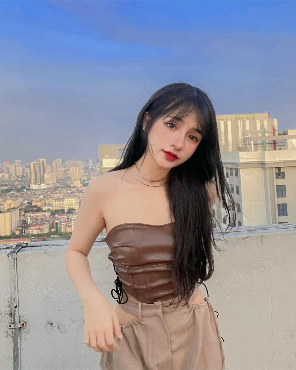 Là một KOLs tự do nên đa phần cô nàng hoạt động ở nhà là chính, ngoài ra 10X cũng là tuýp người hướng ngoại, thích tụ tập bạn bè.