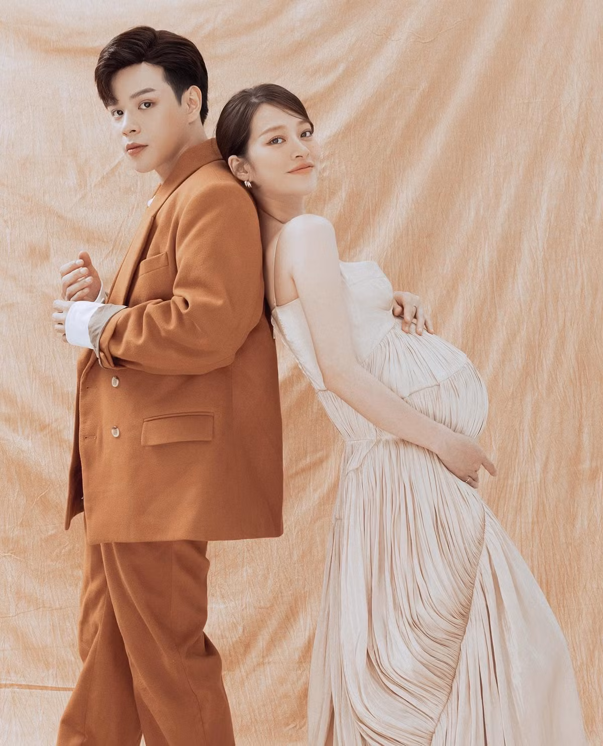 Cuối năm 2021, ca sĩ Jaykii và bà xã hot girl Trương Hoàng Mai Anh đăng ảnh cả gia đình quây quần đón con trai đầu lòng trên trang cá nhân, khiến netizen hết sức ngỡ ngàng.