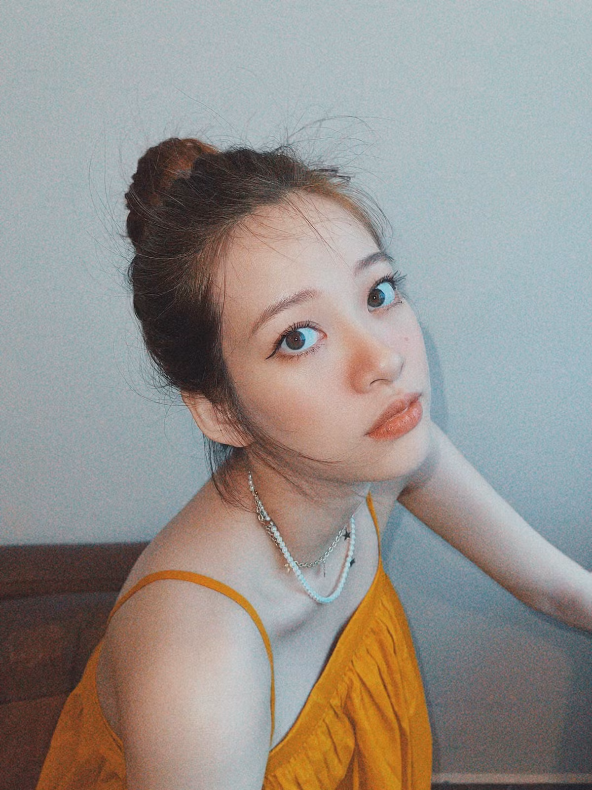 Nhờ gương mặt hack tuổi cùng nụ cười rạng rỡ, cô nàng này từng được định hình với style kẹo ngọt trong một thời gian dài.