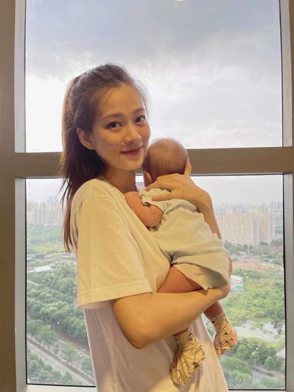 Mai Anh gần như không hề có dấu hiệu lão hóa hay vết chân chim ở khóe mắt như những phụ nữ sắp sửa bước vào độ tuổi 30 khác.