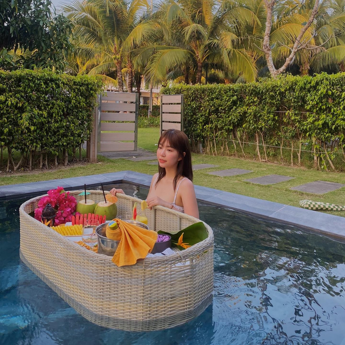 Không dừng lại ở đó, cư dân mạng còn nhận ra phong cách của nàng hot girl Hà thành dạo này trưởng thành và gợi cảm hơn hẳn.