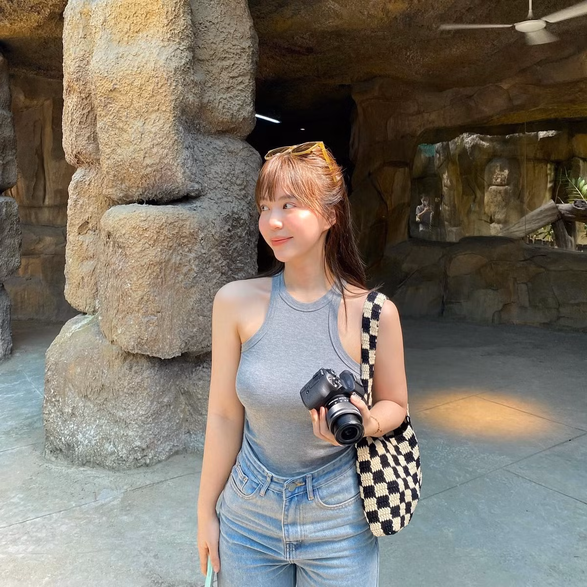 Trong nhóm bạn thân, Mẫn Tiên được yêu thích nhờ vẻ ngoài trong trẻo, ngọt ngào. Đồng thời, chiều cao chỉ 1m53 khiến cô được nhiều fan yêu mến gọi là "nấm lùn đáng yêu".