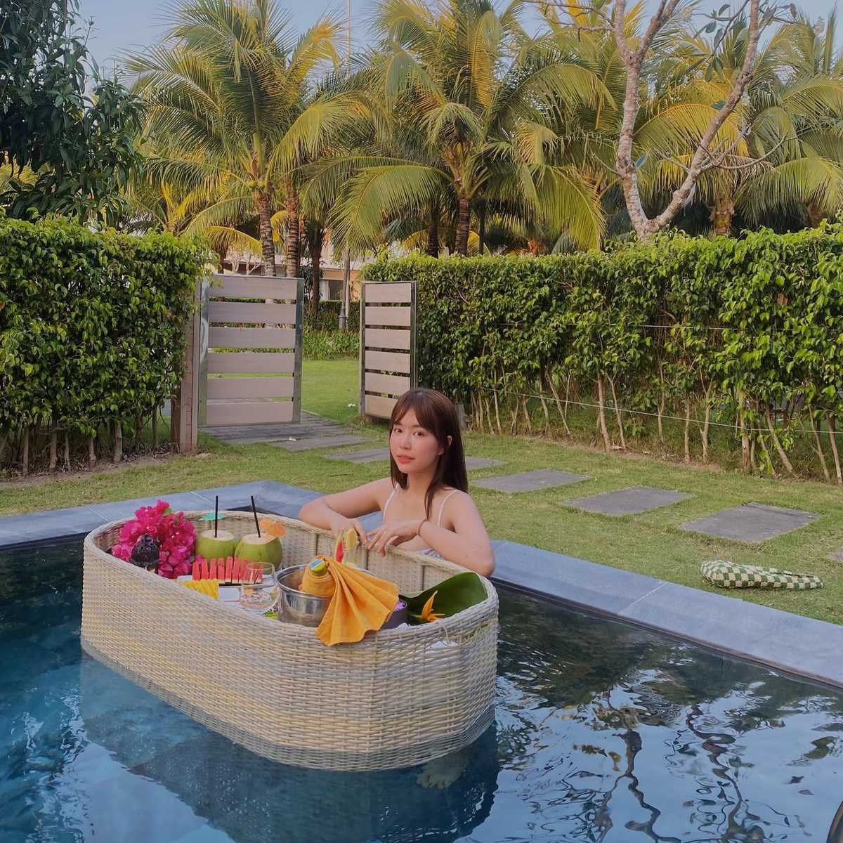 Mới đây trong chuyến đi nghỉ dưỡng ở Phú Quốc, hot girl Mẫn Tiên đã tung ảnh diện bikini hai mảnh màu đỏ khoe vóc dáng gợi cảm.