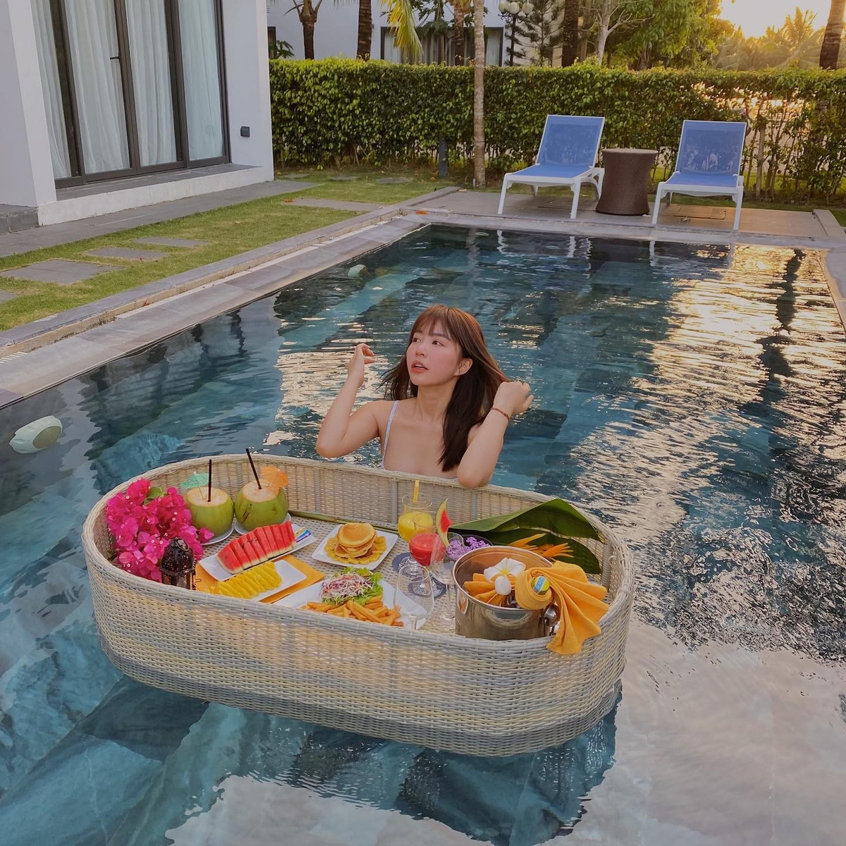 10 năm trôi qua kể từ ngày đó, cả 3 đều có đường đi của mình và những thay đổi nhất định. Riêng Mẫn Tiên, sau một thời gian sang Nhật Bản du học, cô nàng đã về nước.