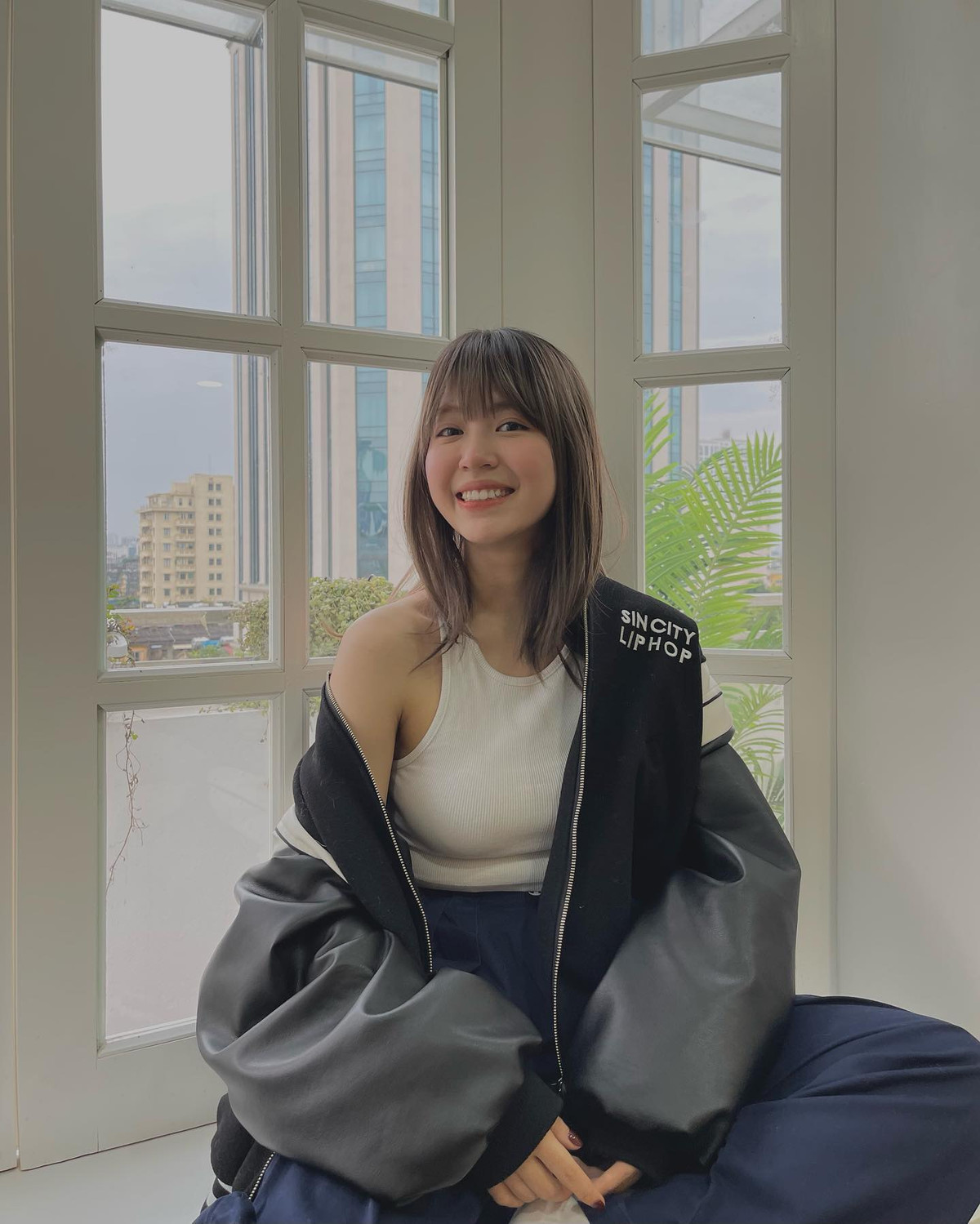 Dù có chiều cao khá khiêm tốn song Mẫn Tiên lại có lợi thế là bờ vai rất đẹp, cổ cao và cả xương quai xanh. Không chỉ trang phục mà ngay cả ánh mắt, biểu cảm và cách tạo dáng của Mẫn Tiên cũng đã thay đổi ít nhiều.