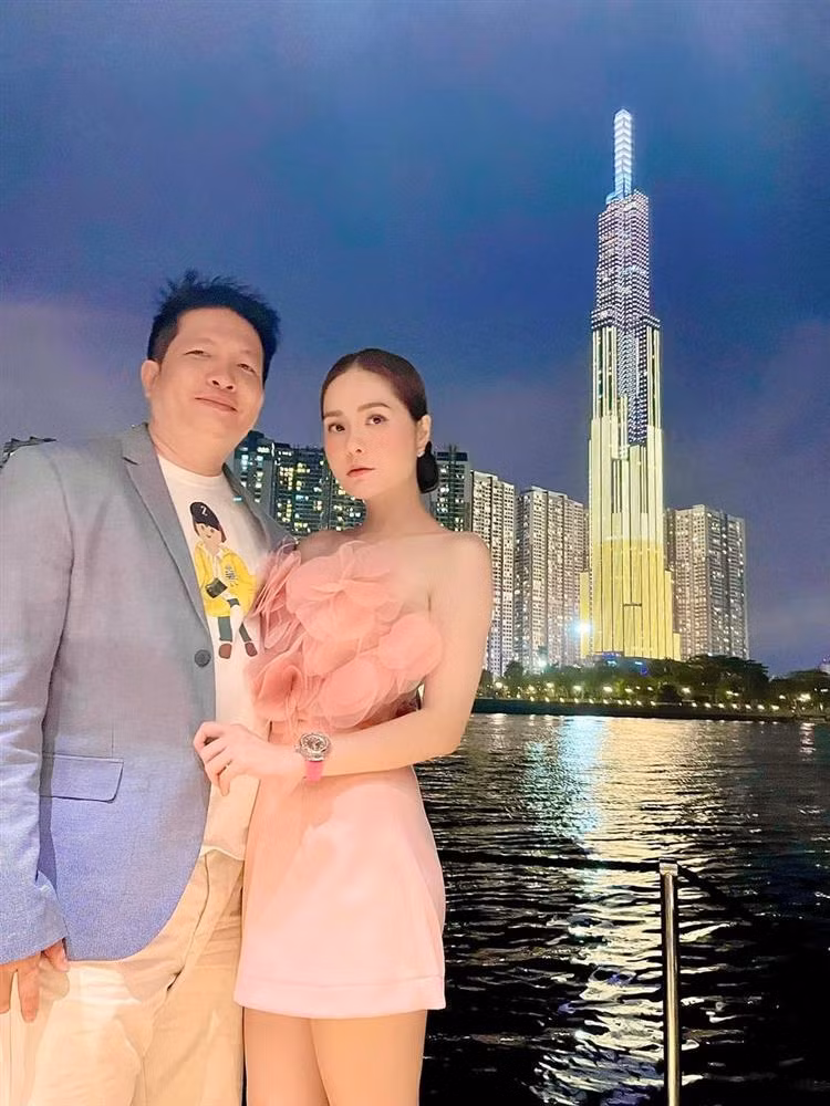 Ngoài ra, trong ngày Di Băng đón tuổi mới, chồng đại gia đã tổ chức tiệc sang chảnh trên du thuyền. Tham dự tiệc đều là bạn bè thân thiết, đối tác làm ăn của cả hai.