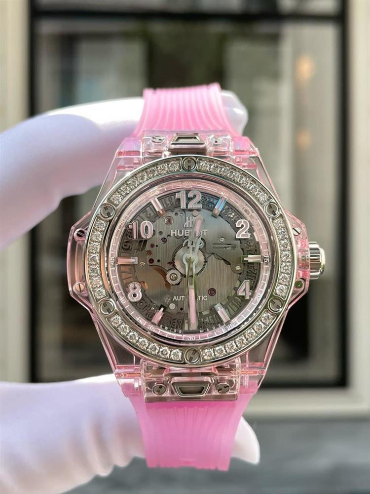 Được biết, món quà xa xỉ này chỉ sản xuất khoảng 200 chiếc, có giá thành lên đến 69.000 USD (hơn 1,5 tỷ đồng).