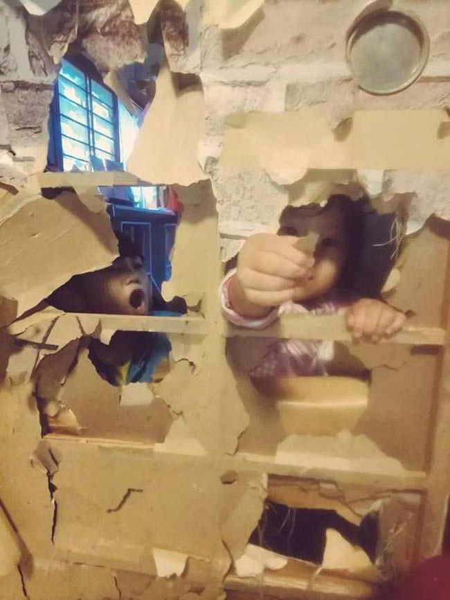 2 "tiểu yêu" nghịch ngợm phá nát tấm cửa giấy rồi.