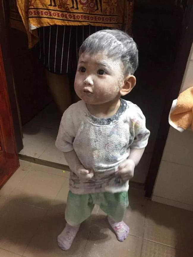 Nhìn ánh mắt ngây thơ của đứa bé như kiểu : "Vui mà mẹ ơi!".