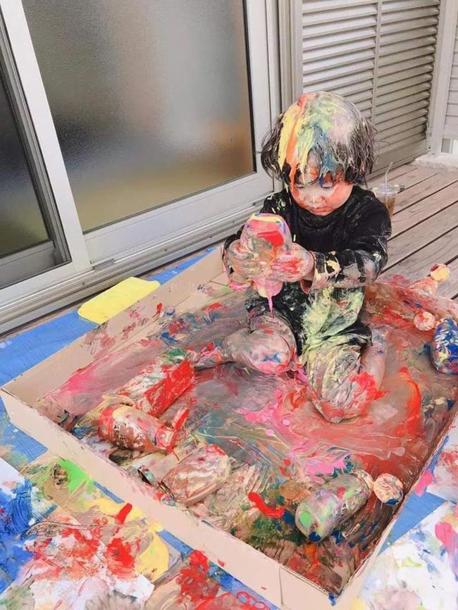 Ít ra thì gạo và bột vẫn dễ dọn dẹp hơn là đống màu vẽ này. Người mẹ chắc hẳn đau đầu không biết nên xử trí làm sao cho sạch sẽ đây.