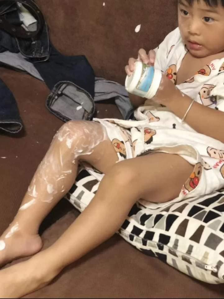 Từ thỏi son cho đến lọ mỹ phẩm đắt tiền của mẹ, những đữa trẻ đã không ngần ngại đem ra làm đồ chơi không thương tiếc.