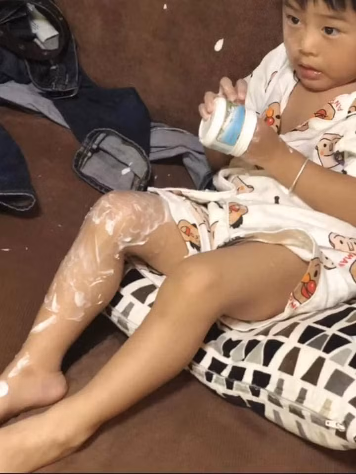 Từ thỏi son cho đến lọ mỹ phẩm đắt tiền của mẹ, những đữa trẻ đã không ngần ngại đem ra làm đồ chơi không thương tiếc.