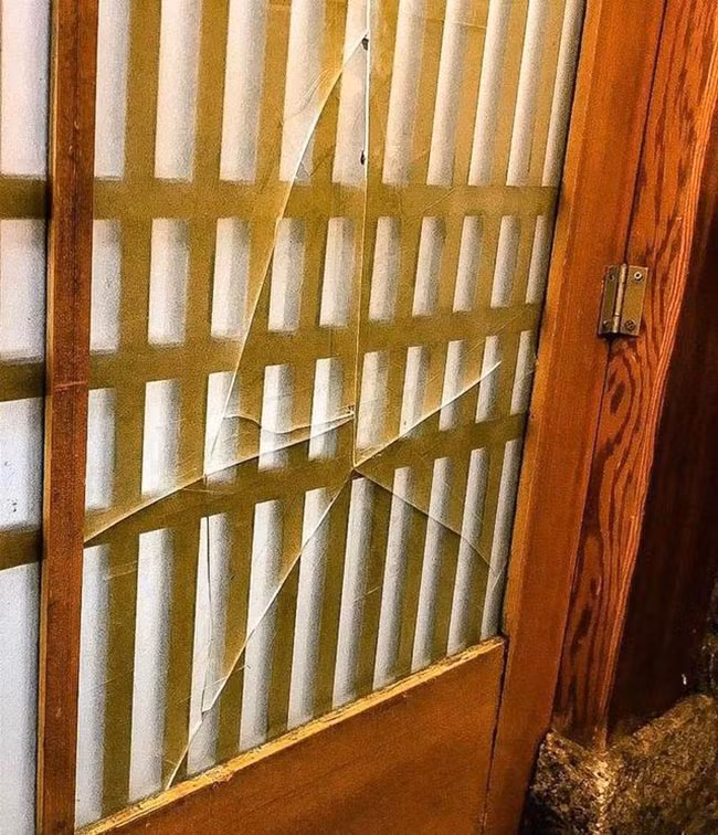 Cánh cửa thủy tinh cũng không thể thoái nổi bàn tay nghịch ngợm của những đứa trẻ. Ảnh: Tổng hợp