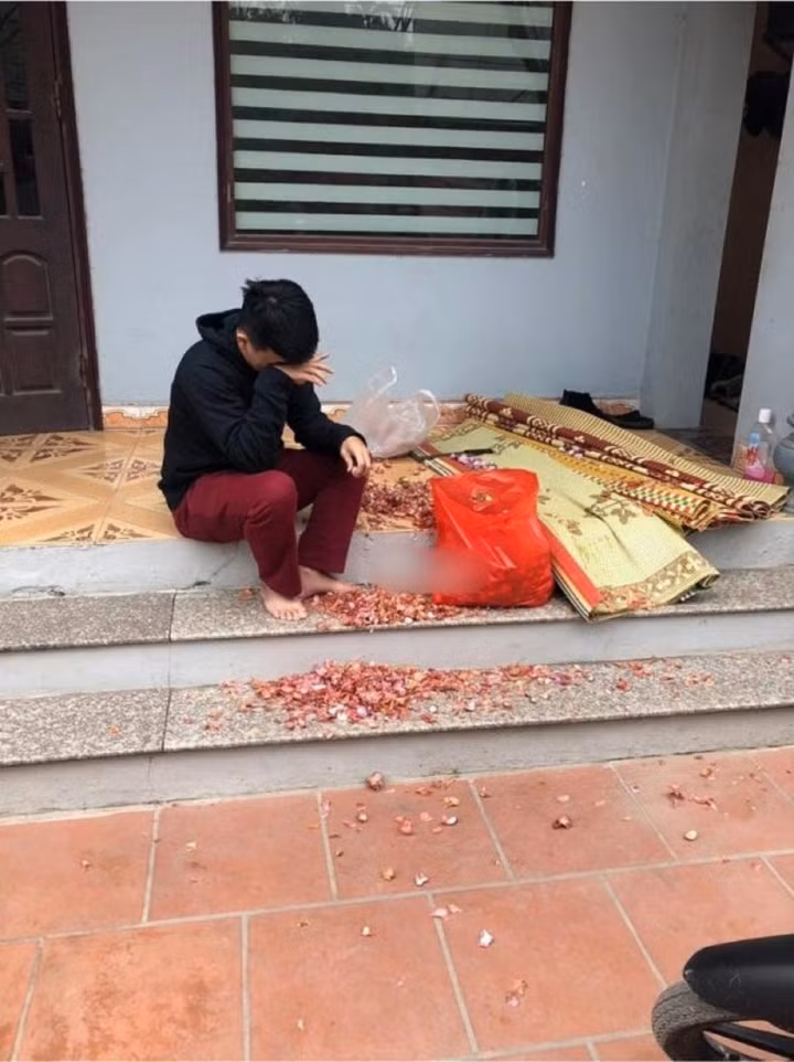 Ngay ngày đầu qua nhà bạn gái đã nhận về nguyên một rổ hành theo đúng nghĩa đen, chỉ còn biết khóc.