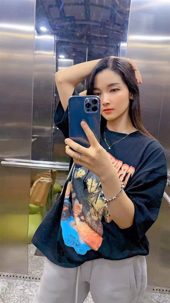 Trên trang TikTok của mình, cô vợ này chủ yếu làm các clip về review đồ ăn và hướng dẫn cách nấu nướng.