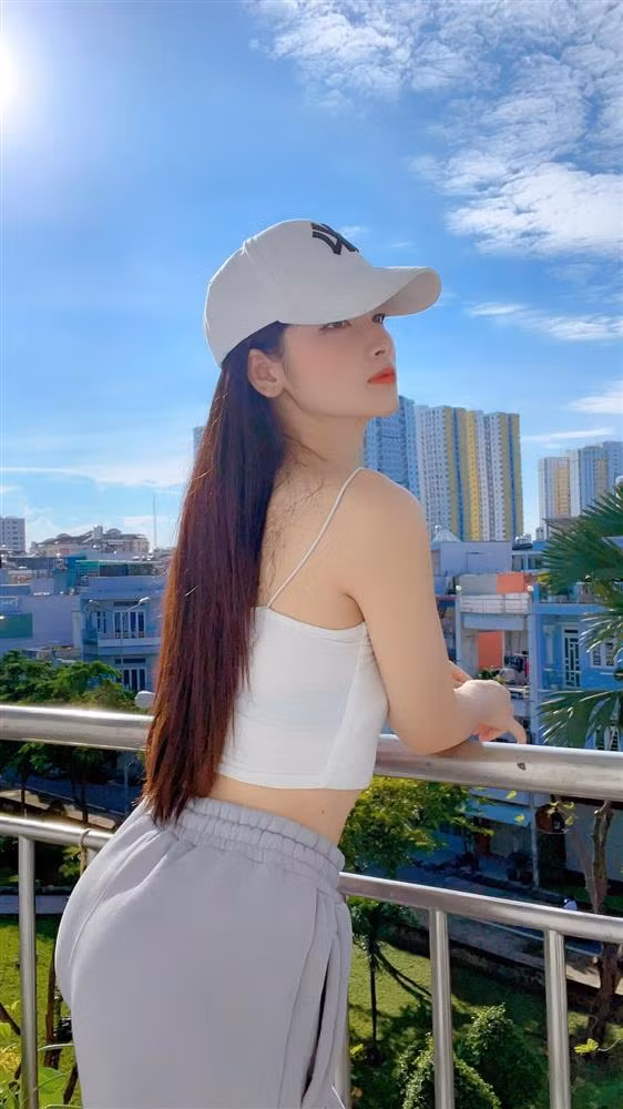 Theo dõi trang cá nhân của "chính thất" có thể thấy sắc vóc cô nàng được đánh giá chẳng thua kém gì TikToker kia.