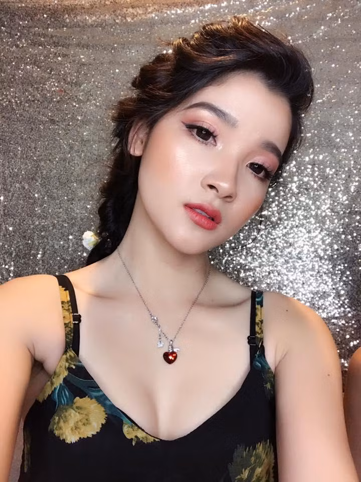 Gu thời trang của H.L cũng rất trẻ trung, hiện đại.