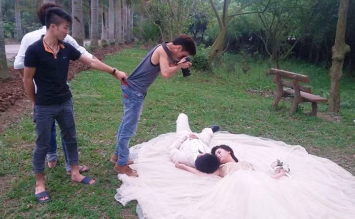 “Cuoi te ghe” voi loat hau truong chup anh cuoi cuc ba dao