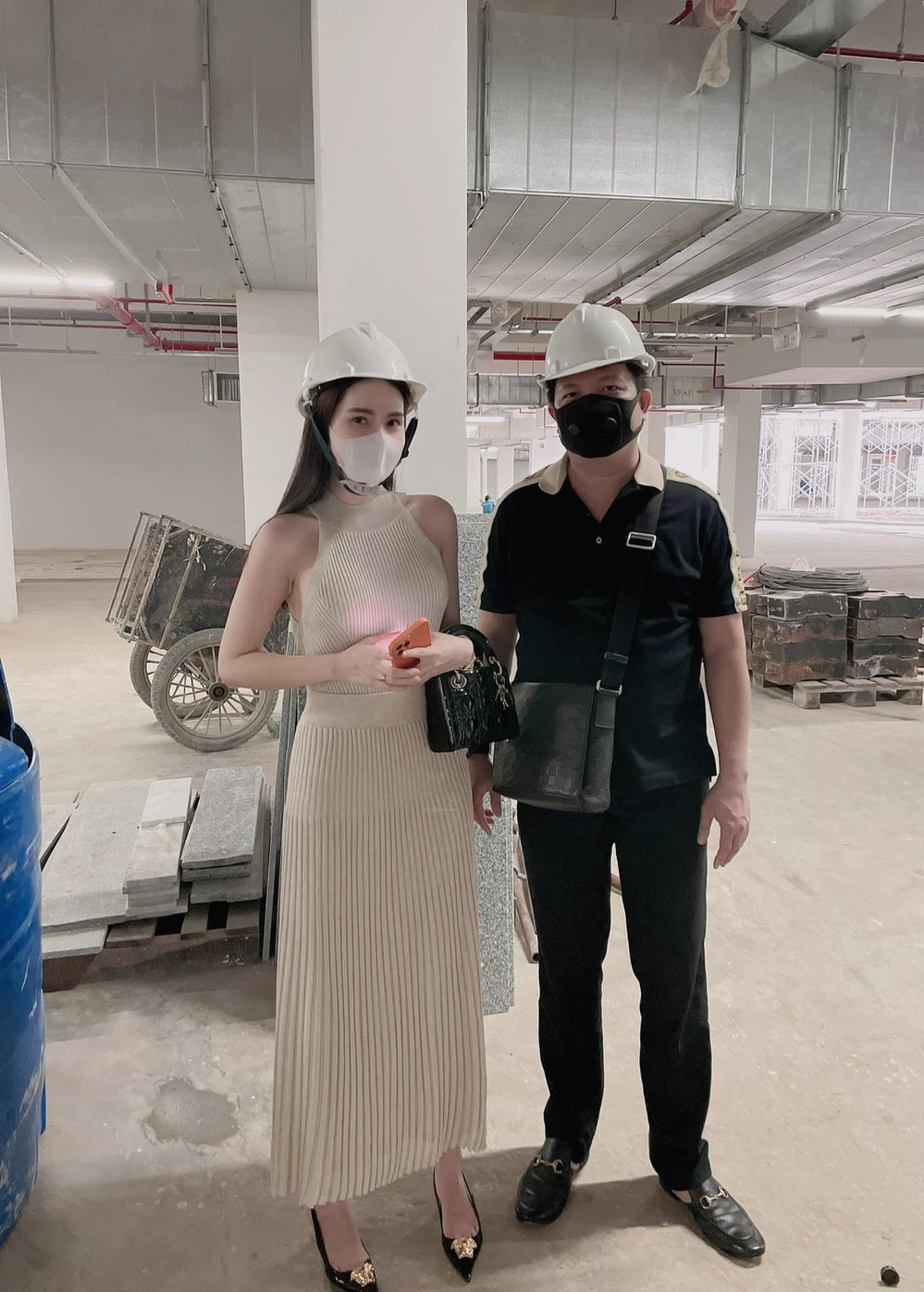 Anh thường xuyên chia sẻ những khoảnh khắc dung dị, bình yên cùng bà xã trên trang cá nhân.