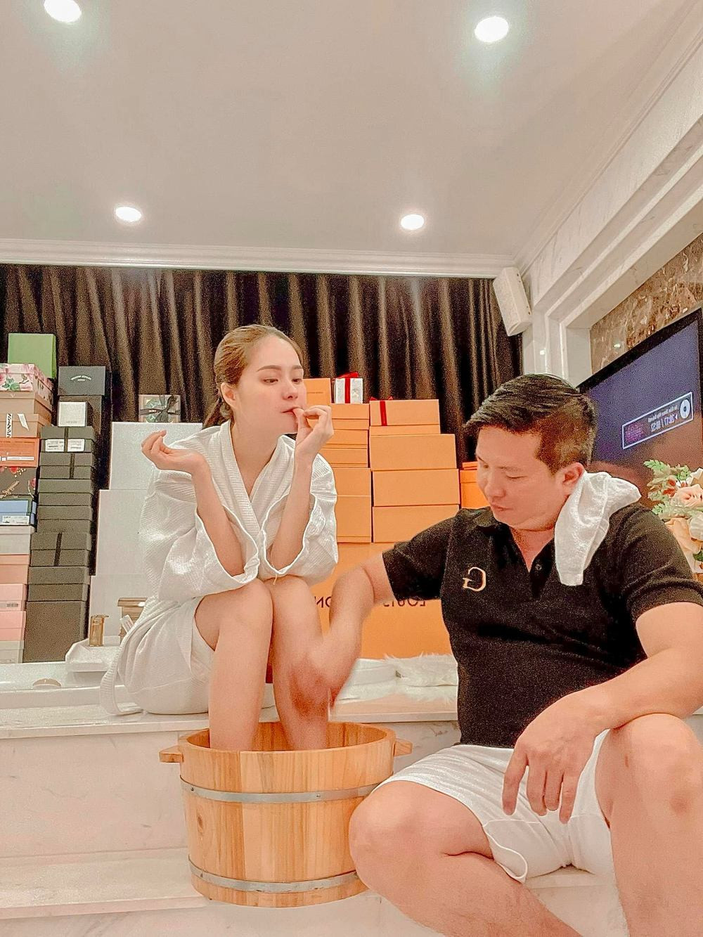 Tuy nhiên, những màn "bóc phốt" vợ của doanh nhân Quốc Vũ chỉ là cách đùa mang tính hài hước. Ở ngoài đời, vị đại gia này nổi tiếng yêu chiều vợ con hết mức làm hội chị liên tục ghen tị.