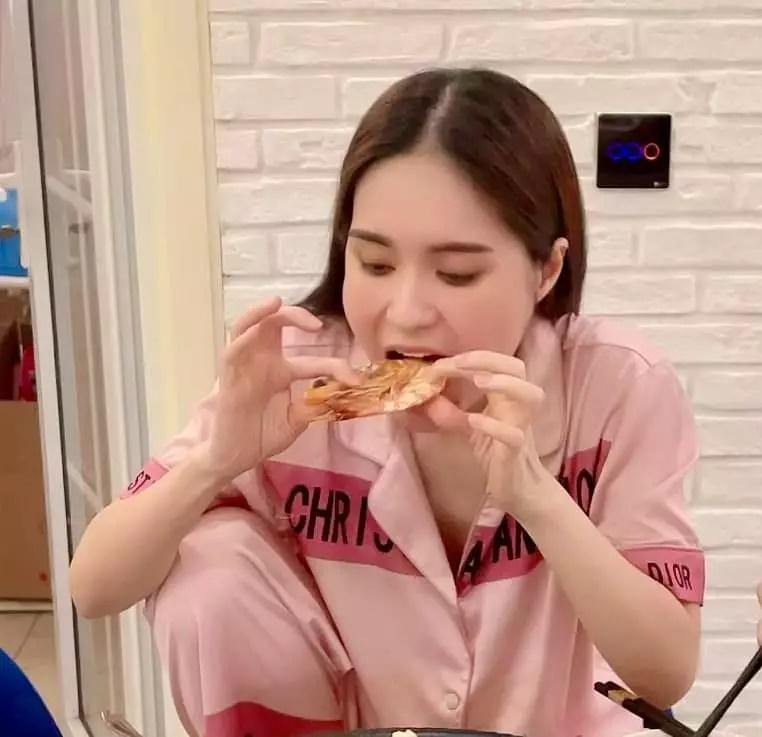 Đây không phải lần đầu doanh nhân Nguyễn Quốc Vũ công khai "phốt" Đoàn Di Băng trên mạng xã hội. Trước đó, vị đại gia quận 7 khiến mọi người thích thú khi tung ảnh "dìm hàng" và nói vợ lười biếng, chỉ ăn không làm.