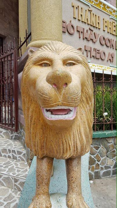 Một chú sư tử đá có bờm mượt như lụa vậy, nhưng biểu cảm gương mặt thì không được tỉnh táo cho lắm.