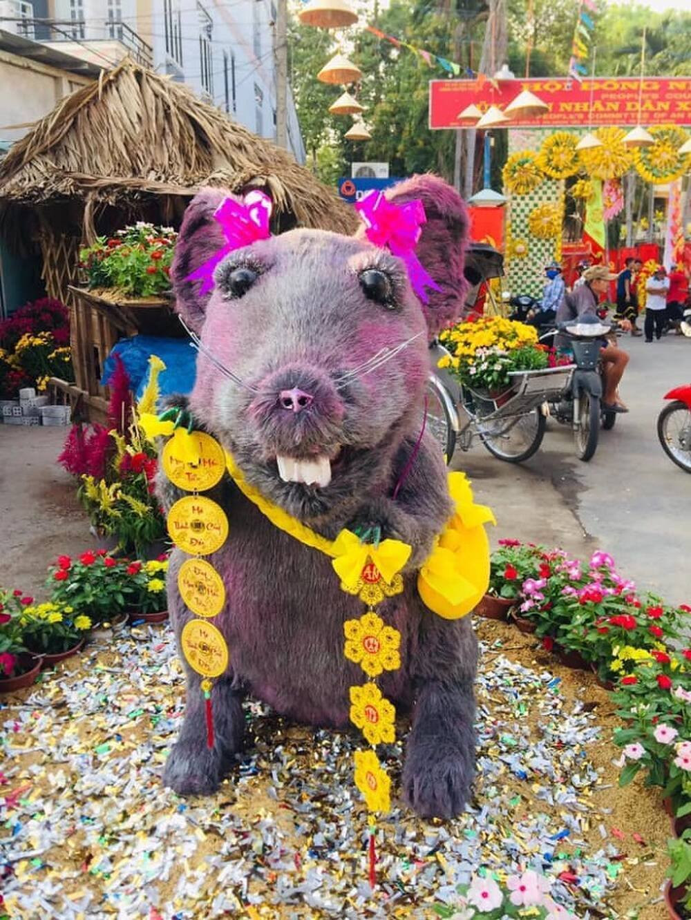 Một linh vật chân thật nhất, để cho rực rỡ sắc xuân thì người ta đã trang trí thêm cho chú ta một bộ lông y như thật.