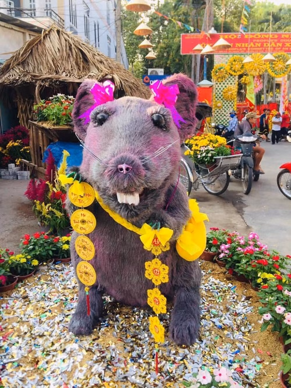 Một linh vật chân thật nhất, để cho rực rỡ sắc xuân thì người ta đã trang trí thêm cho chú ta một bộ lông y như thật.