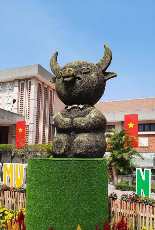 Cư dân mạng đã tranh cãi kịch liệt về linh vật hài hước này, không rõ là lợn hay trâu?