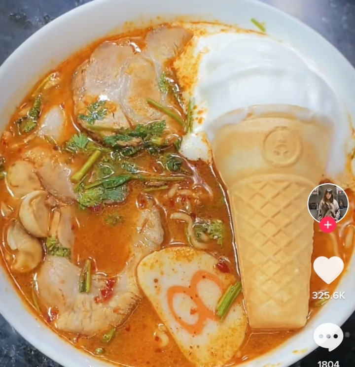 Một trong những trào lưu ẩm thực gây hoang mang thời gian gần đây là trộn kem lạnh vào các món ăn truyền thống. Cách ăn này khiến netizen chia phe tranh cãi nảy lửa.
