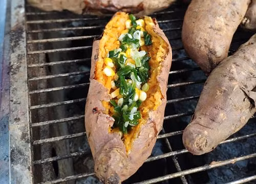 Theo đánh giá của nhiều bạn trẻ đã từng trải nghiệm, món khoai lang nướng có thêm các nguyên liệu cho phần topping này rất đặc biệt với vị giác. Ảnh: Tổng hợp